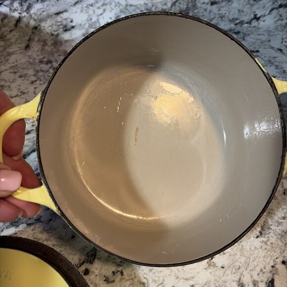 VINTAGE LE CREUSET #B CAST IRON/ENAMEL DUTCH OVEN/LID 2 1/2 QT- YELLOW/GOLD-USED - Picture 5 of 14
